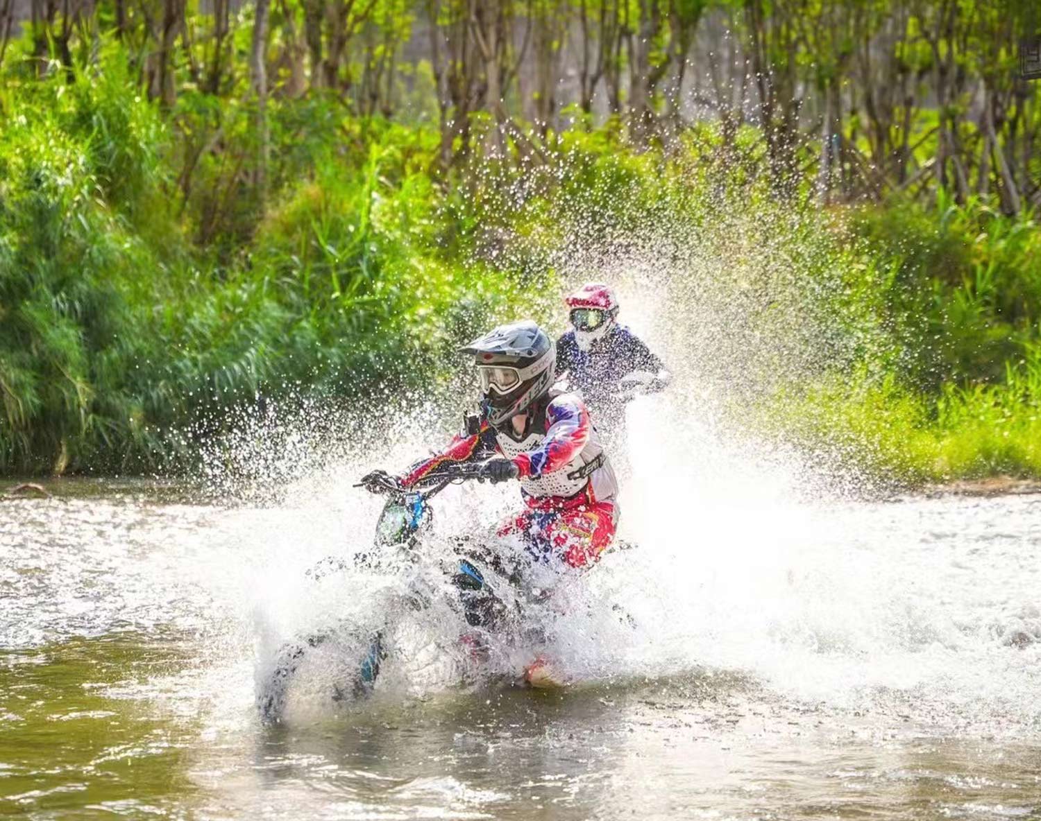 bosure-dirt-bike-in-water